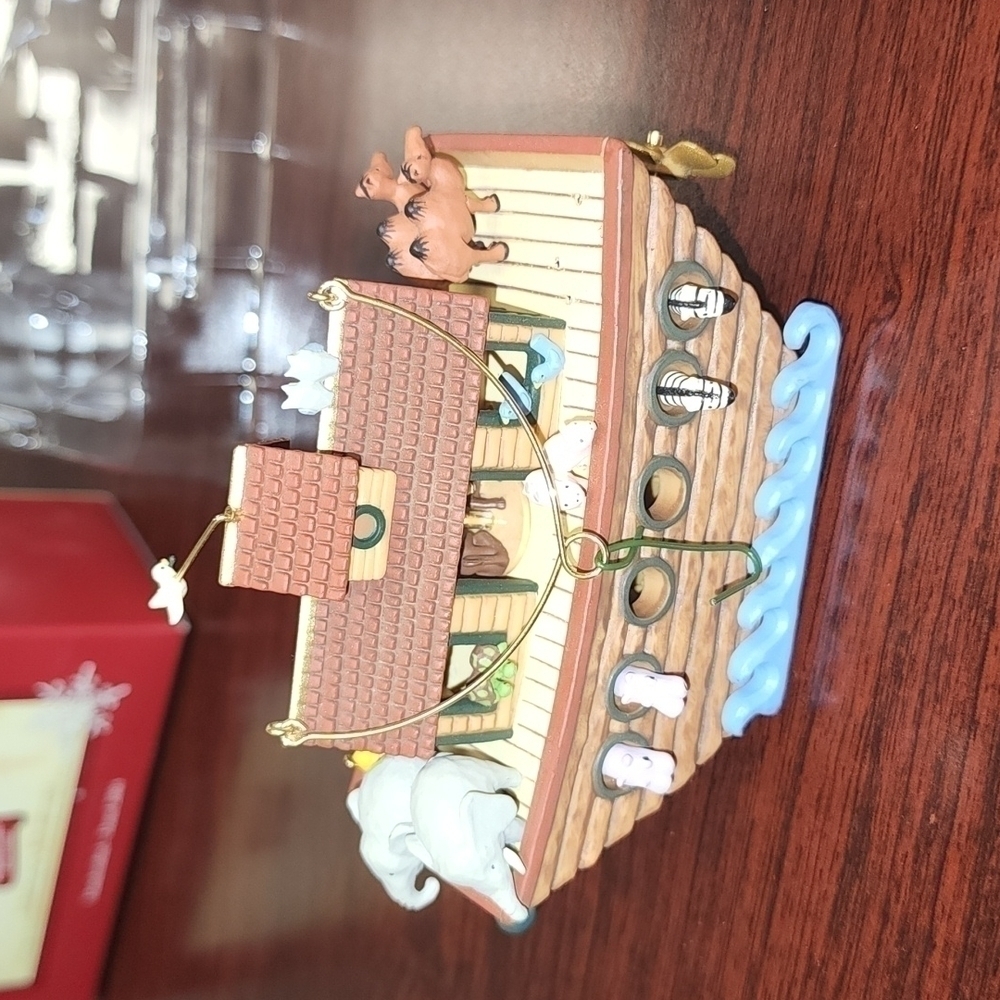 Hallmark Noah's Ark ornament - Picture 12 of 13